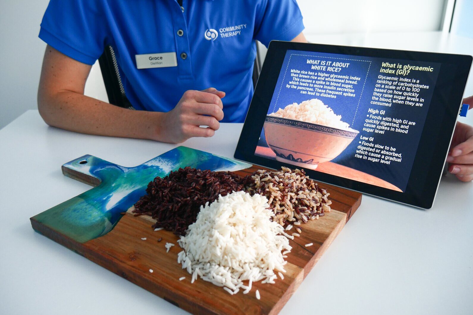 Dietitian holding a tablet with information about rice and glycaemic index